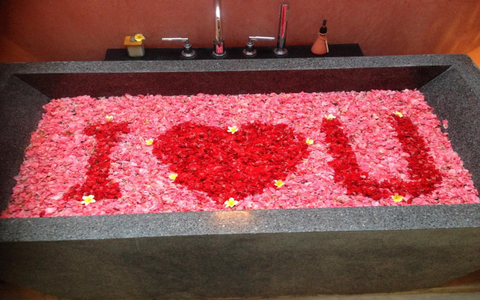 Intimate Bath Indulgence – Enjoy 10% Savings for Your Honeymoon Moment