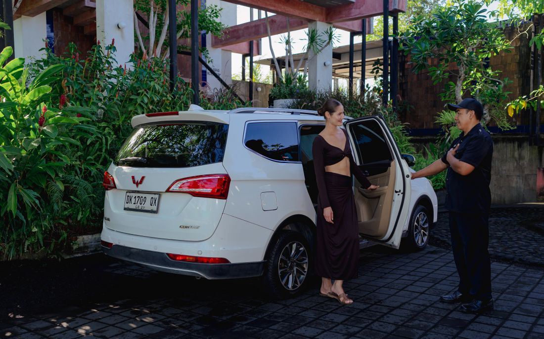 Get 15 % discount Airport Drop Off with Premium Car