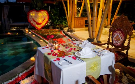 Get 5% disc for Romantic Candle Light Dinner at Royal Villa special for online booking