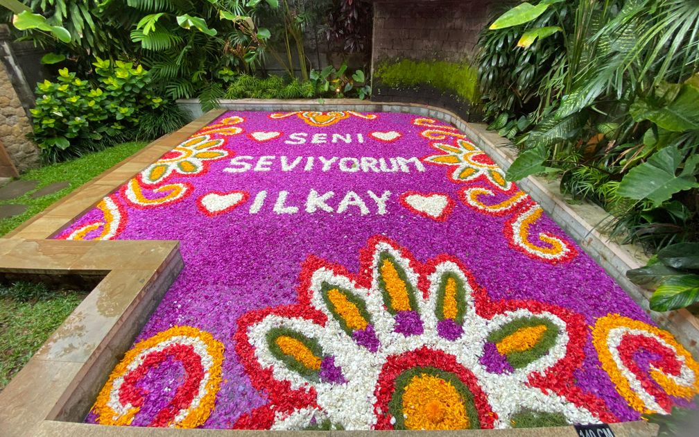 Get 10% discount for Flower Pool Decoration only for Booking Via Online