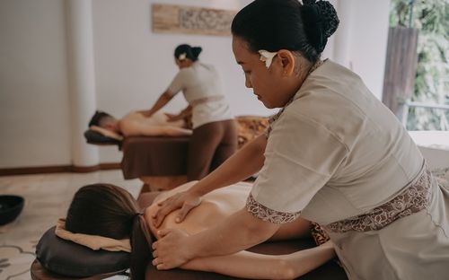 Get 5% Disc of 150 minutes Romantic Honeymoon Spa Package for Couple, Get Free a Bottle of Red Wine