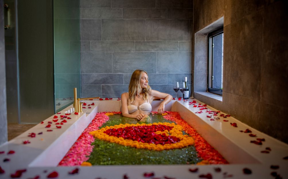 Bathtub Decoration with Selected Wine