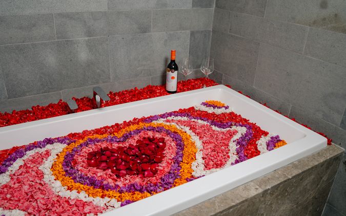 Bathtub Decoration with Selected Wine
