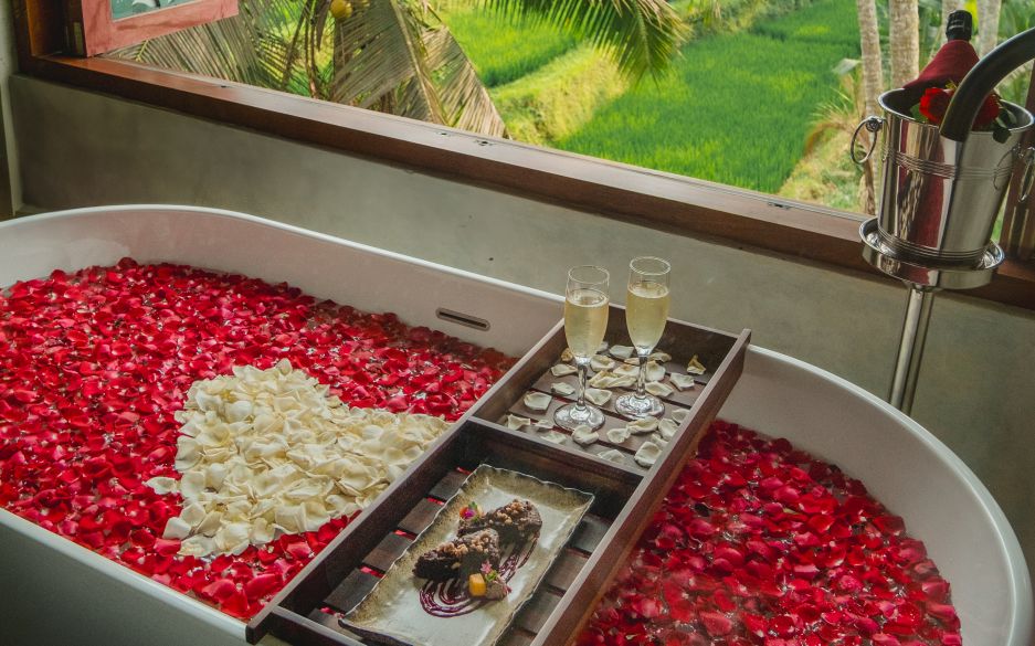 FLOWER BATH DECORATION WITH WINE & CANAPÉS