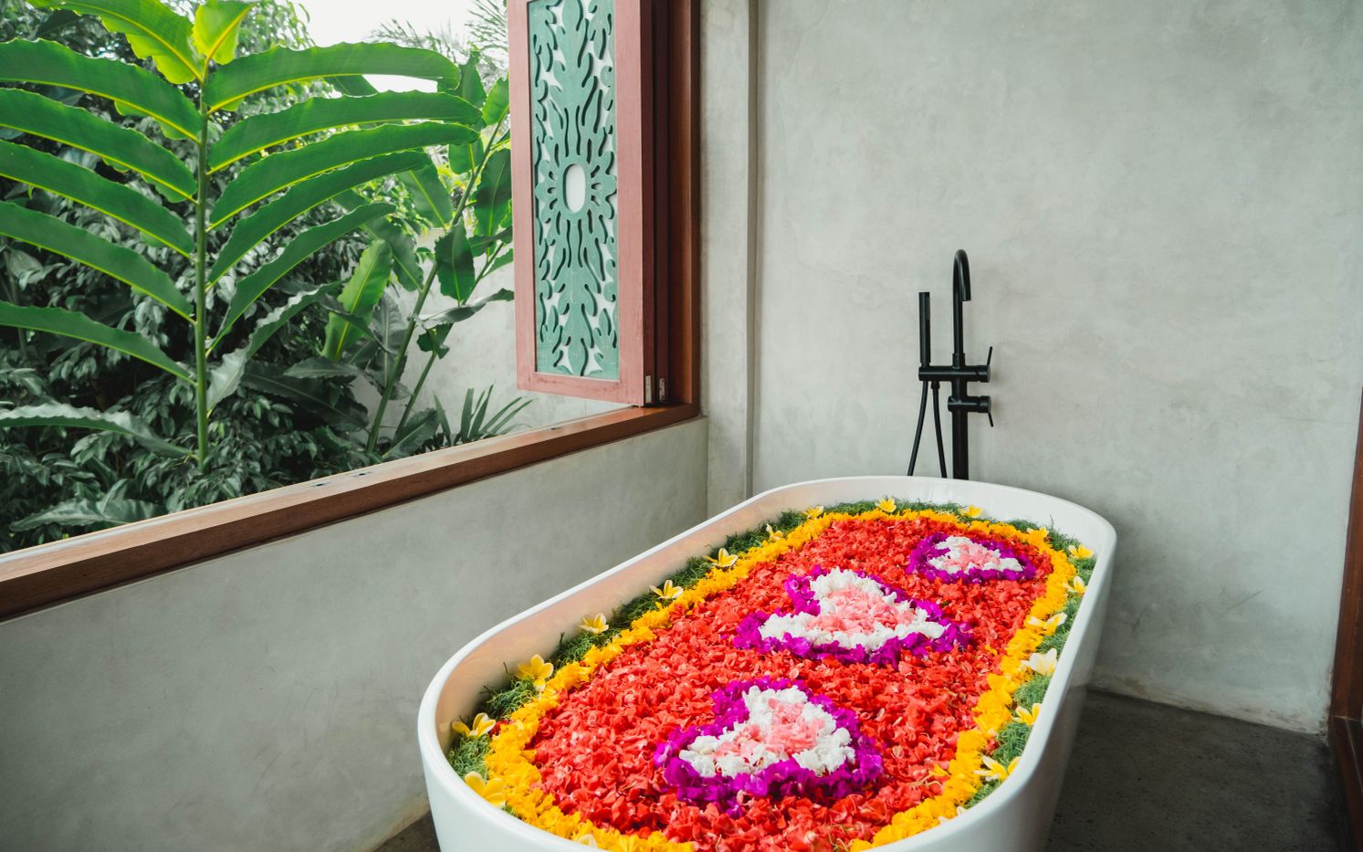 ROMANTIC ACTIVITY - FLOWER BATH DECORATION