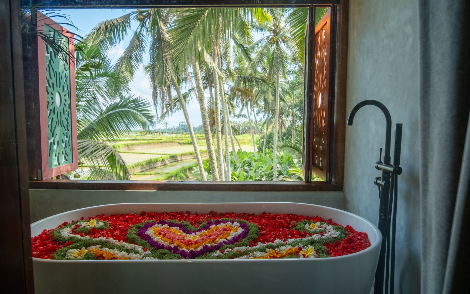 ROMANTIC ACTIVITY - FLOWER BATH DECORATION