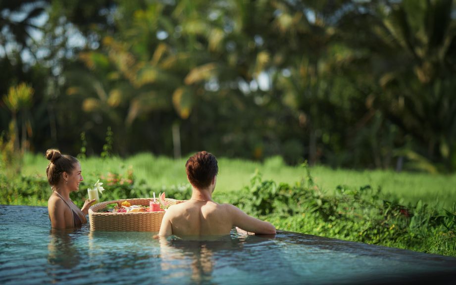ROMANTIC ACTIVITY - FLOATING BREAKFAST