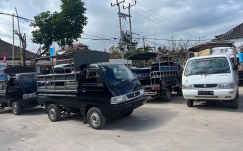 Hop In, Ride Local – Between Jungutbatu Harbor and the Iconic Yellow Bridge