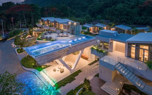 Management Cocktail every Saturday from 6:00 PM to 7:00 PM.