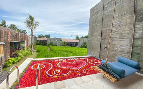Gorgeous Pool Decorations